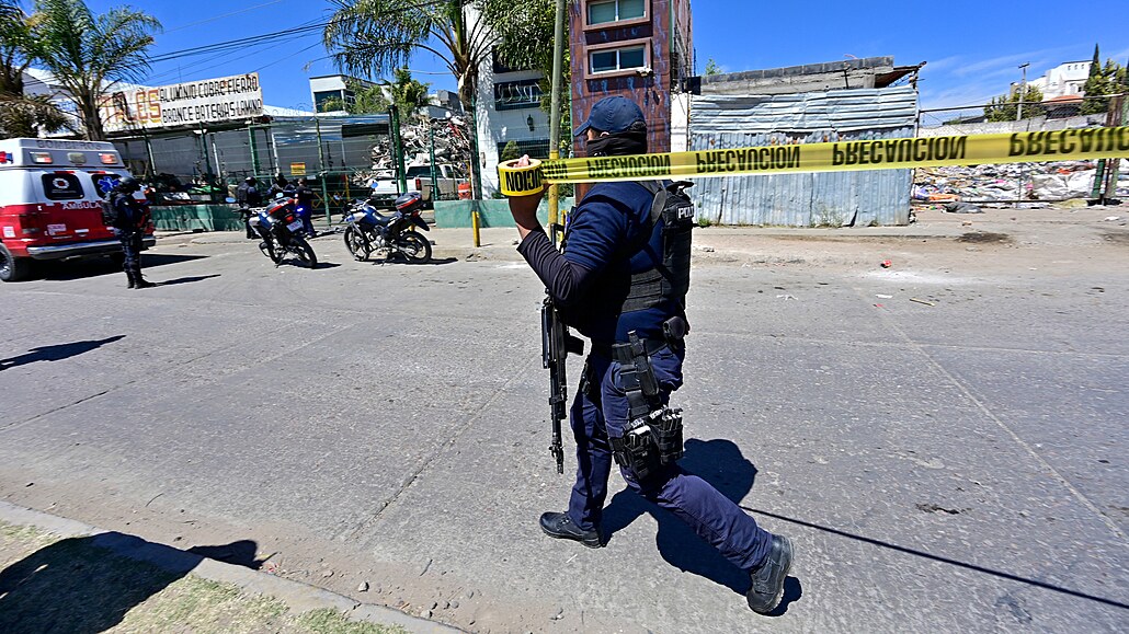 Policista zajiuje místo, kde byl ve mst Fresnillo v Mexiku zavradn mu ve...