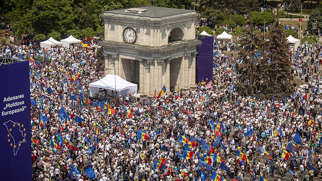 V Kišiněvě desítky tisíc lidí žádaly vstup Moldavska do Evropské unie. (21....