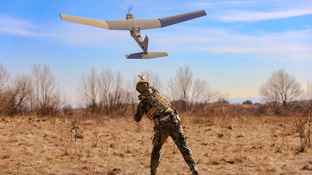 Voják p�i vypou�t�ní lehkého dronu. Práv� obrana proti dron�m je nedílnou...