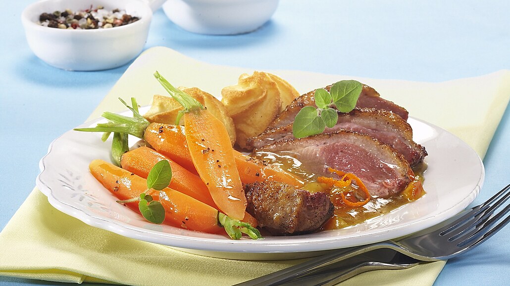Kachní prsa s pomerančovou omáčkou a karotkou – Recepty iDNES.cz