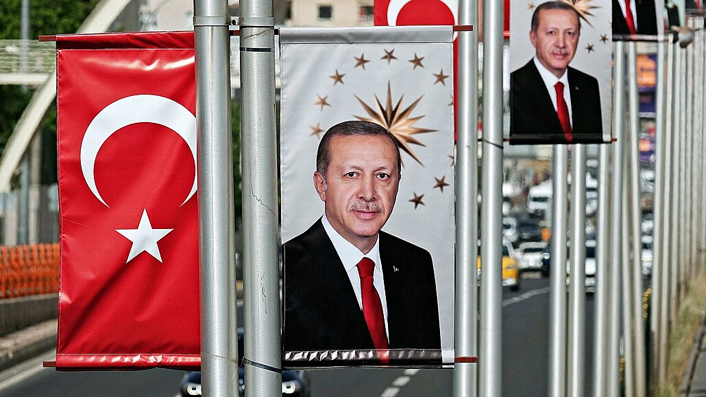 Turecko eká druhé kolo prezidentských voleb. Na snímku z Diyarbakiru vlají...