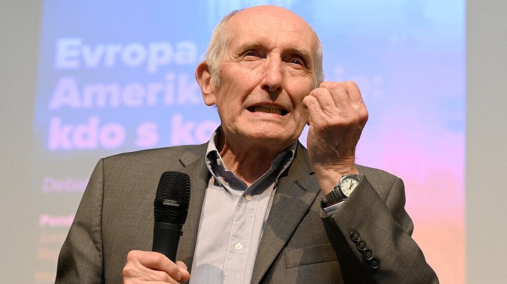 Profesor Václav Smil na p�edná�ce v Cevro Institutu. (22. 5. 2023)