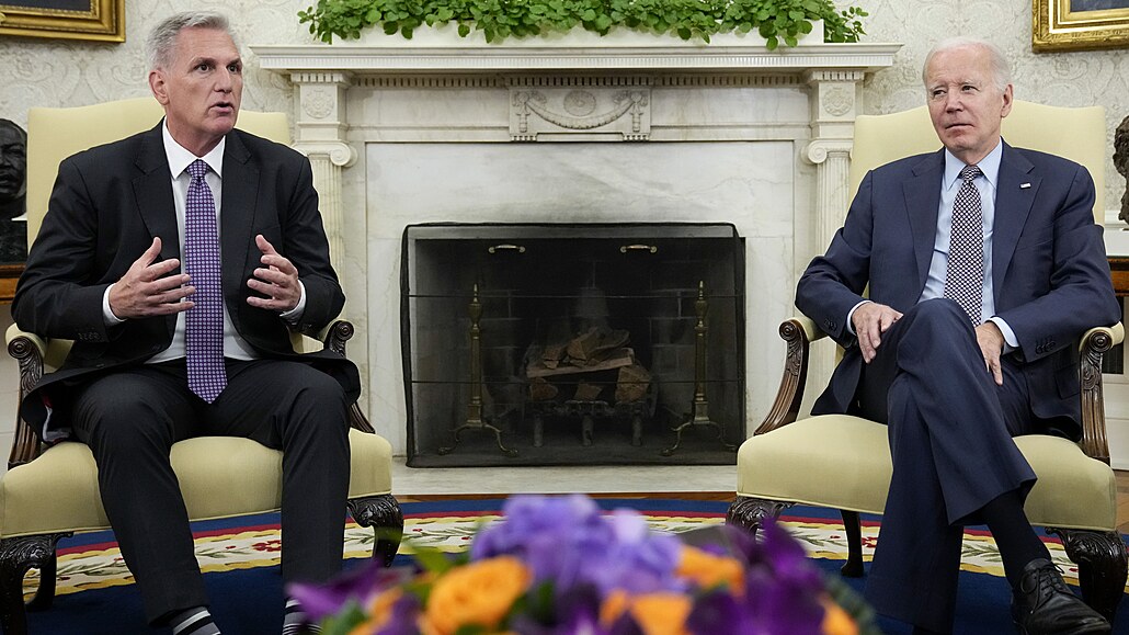 Americký prezident Joe Biden (vpravo) a éf Snmovny reprezentant Kevin...