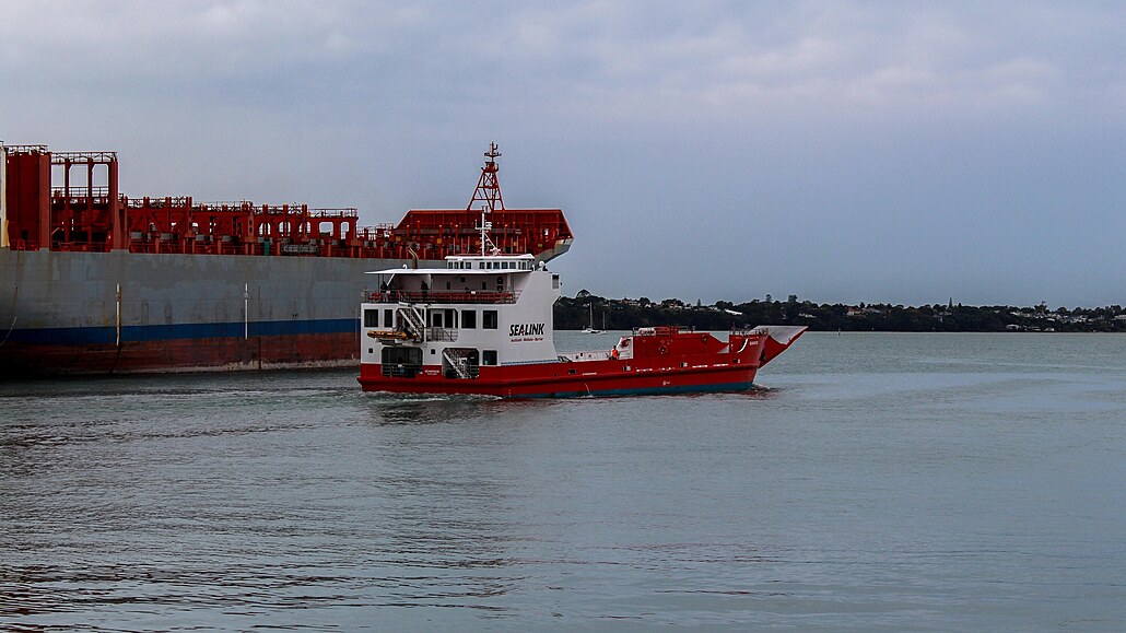 Trajekt spolenosti SeaLink v aucklandském pístavu na Novém Zélandu (16....