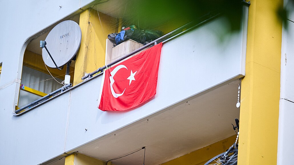 Turecká vlajka na balkoně v berlínské čtvrti Kreuzberg poblíž Kottbusser Tor....