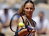 Česká tenistka Karolína Plíšková hraje forhend v prvním kole Roland Garros.