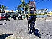 Policista zajišťuje místo, kde byl ve městě Fresnillo v Mexiku zavražděn muž ve...