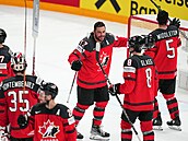 Kanadští hokejisté se radují z postupu do finále mistrovství světa.