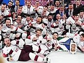 Lotytí hokejisté si dávají týmové foto s bronzovými medailemi.
