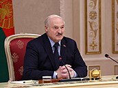 Běloruský prezident Alexandr Lukašenko během setkání s gubernátorem ruské...
