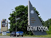 „Belgorod, město vojenské slávy“ stojí na znaku, který označuje vstup do...