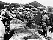 Sovětští vojáci dohlíží na zajaté příslušníky japonské armády v Číně. Sovětská...