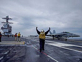 Lidé stojí na palub americké letadlové lodi USS Gerald R. Ford v Severním moi...