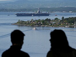 Americká letadlová lo USS Gerald R. Ford projídí fjordem v norském Oslu. (24....