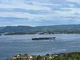 Americká letadlová lo USS Gerald R. Ford projídí fjordem v norském Oslu. (24....