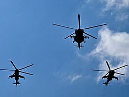 Slavnostní prlet vrtulník pi zahájení veletrhu IDET. Dvojici Mi-24 doprovází...