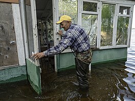 Evakuace lidí z Chersonské oblasti, kterou zaplavila voda ze zniené Kachovské...