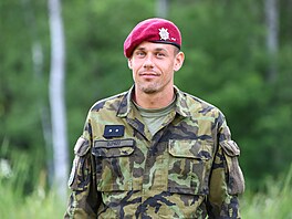Jan Darmovzal. K aktivní záloze u 43. výsadkového pluku Chrudim nastoupil v...