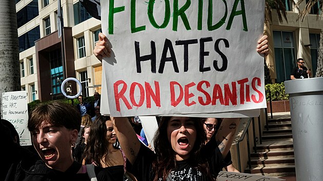 Protest proti kandidatu�e floridsk�ho guvern�ra DeSantise (24. kv�tna 2023)  