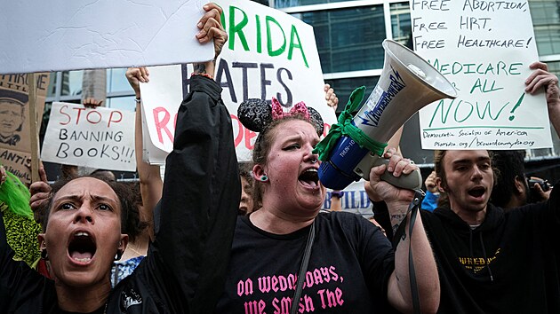 Protest proti kandidatu�e floridsk�ho guvern�ra DeSantise (24. kv�tna 2023)  