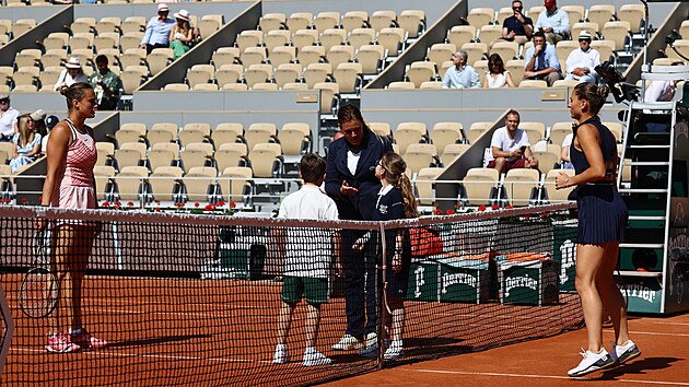 Bloruska Aryna Sabalenkov a Ukrajinka Marta Kosukov ped zatkem zpasu na kurtu Philippa Chatriera bhem Roland Garros.