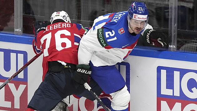 Slovensk� �to�n�k Milo� Kelemen bojuje u mantinelu s Emilem Lillebergem z...