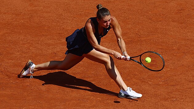 Ukrajinsk tenistka Marta Kosukov bhem prvnho kola Roland Garros proti Blorusce Aryn Sabalenkov.