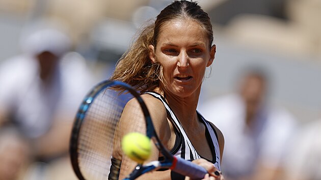Česká tenistka Karolína Plíšková hraje forhend v prvním kole Roland Garros.