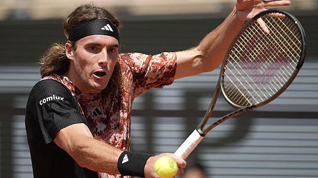 Stefanos Tsitsipas se sousted na odehrn mku na Roland Garros.