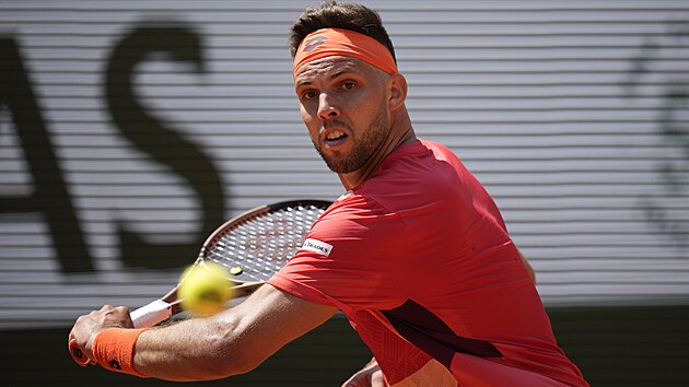 Jiří Veselý returnuje v prvním kole Roland Garros.