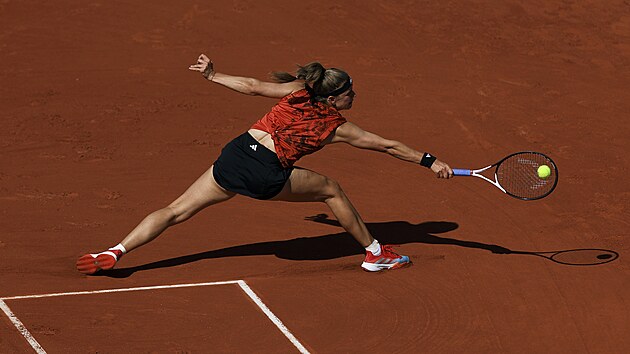 Česká tenistka Karolína Muchová se natahuje za míčkem během prvního kola Roland Garros.
