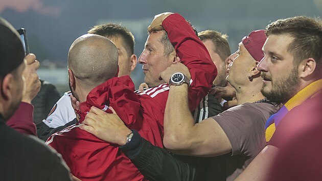 Trenér Brian Priske přijímá gratulace od sparťanských fanoušků poté, co ukončil devítileté čekání klubu na mistrovský titul.