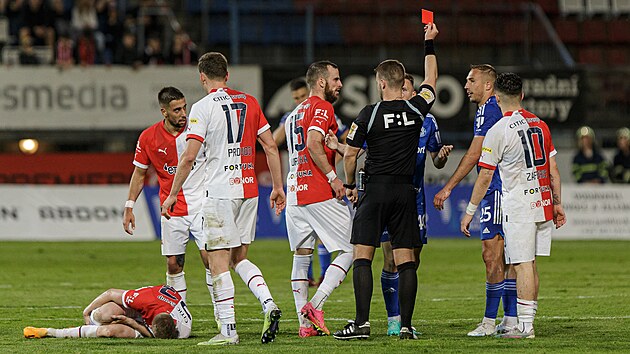 Olomouck zlonk Denis Ventra vid ervenou kartu v duelu proti Slavii.