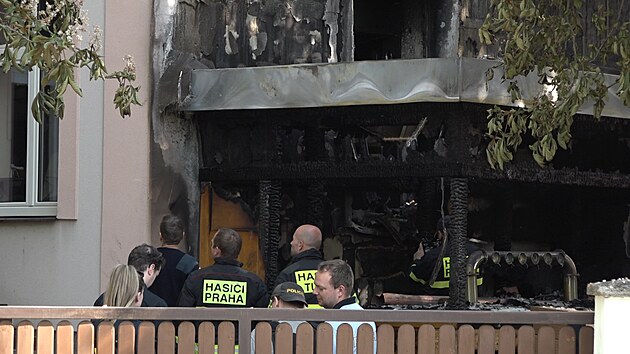 V Praze 6 hořel dřevěný altán, požár se rozšířil i na sousední dům