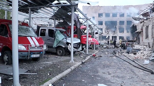 Vozidla zničená ruským raketovým úderem jsou vidět v poškozeném požárním skladu, který patří Státní službě pro mimořádné situace. (22. května 2023)
