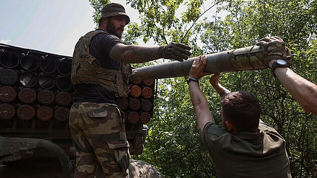 Ukrajinští vojáci nabíjejí raketu do vícenásobného odpalovacího systému BM-21 Grad uprostřed ruského útoku na Ukrajinu poblíž frontového města Bachmut.  (19. května 2023)