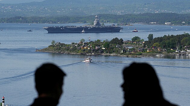 Americk letadlov lo USS Gerald R. Ford projd fjordem v norskm Oslu. (24. kvtna 2023)