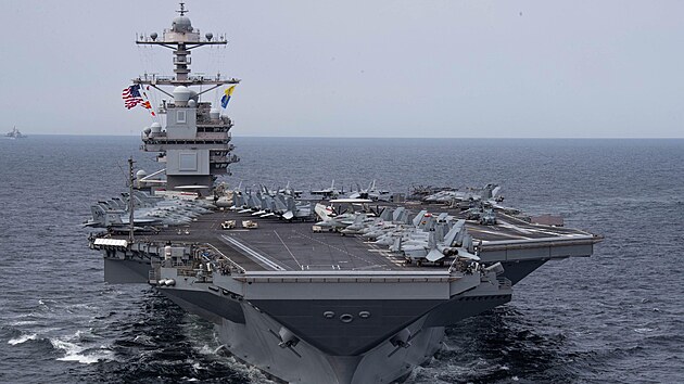 Stíhaky na palub americké letadlové lodi USS Gerald R. Ford v Severním moi...