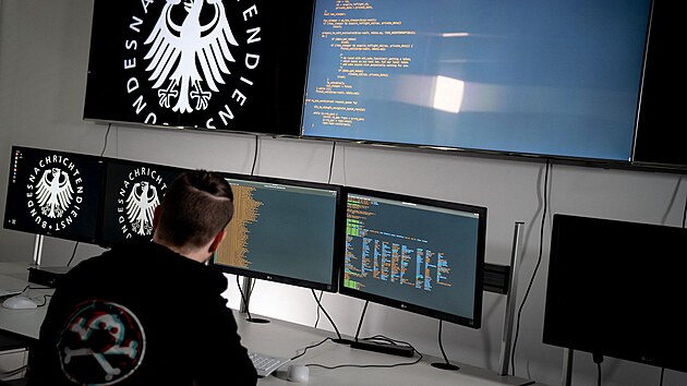 IT expert a hacker sed ped potaem bhem pohovoru v nmeck Spolkov zpravodajsk slub BND. (25. nora 2021)