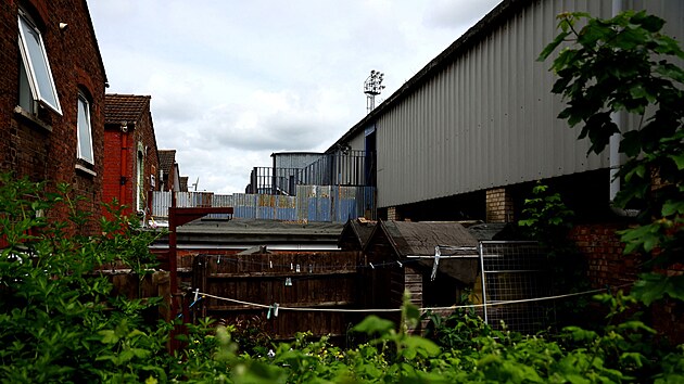 Pohled na ochozy jedn z tribun na stadionu Kenilworth Road v Lutonu.