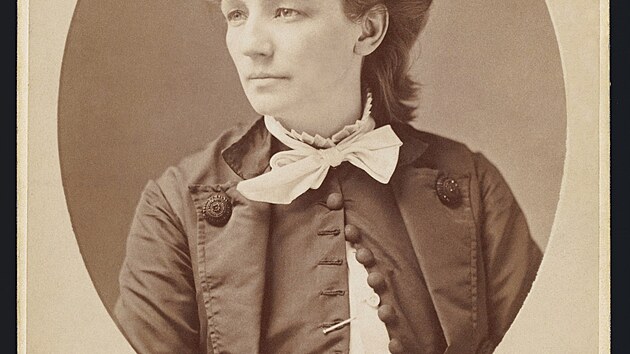 Victoria Woodhullová. První žena, která kandidovala na americký prezidentský úřad, byla pár dní před volbami v roce 1872 zatčena. Právě z Comstockova popudu, za vydávání obscénních novin.