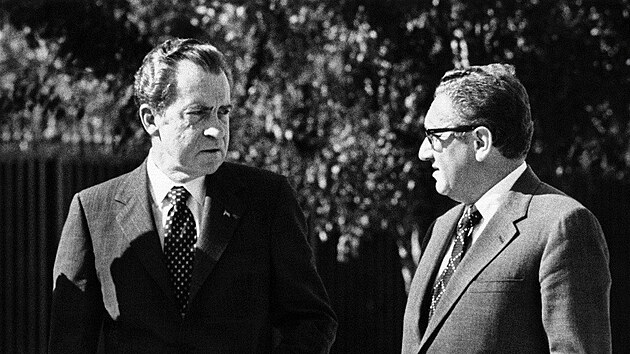 Pařížská jednání se chýlí ke konci (Nixon a Kissinger, rok 1973).