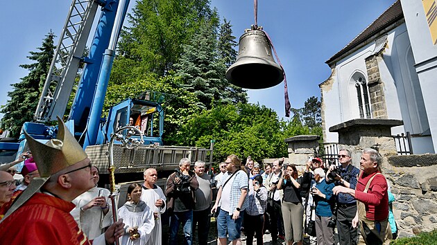 Vyzvedávání nových zvonů byla velká událost.