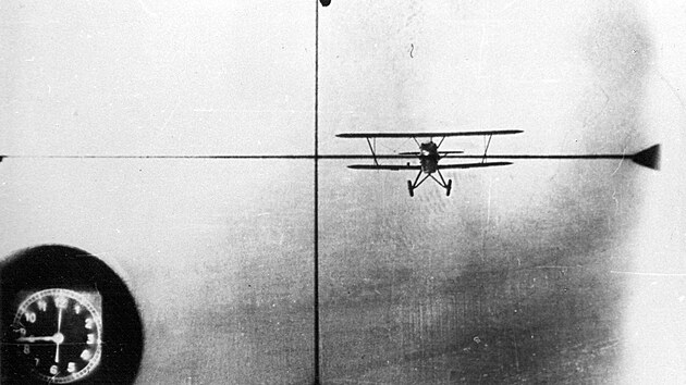Avia B.34 zachycená fotokulometem při cvičném souboji