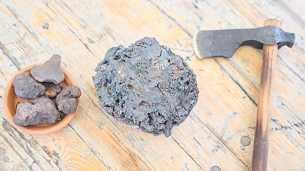 Ze železné rudy v rozpálené peci vznikne vyškvařená houba, z ní pak kovář může vyrobit například repliky starých nástrojů, jako je tato velkomoravská sekyrka.