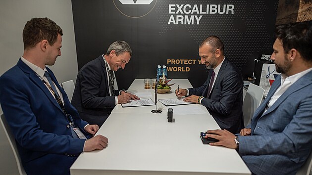 Podpis memoranda o spolupráci na vývoji a výrobě pozemních zbraňových systémů mezi šternberskou a tureckou firmou.