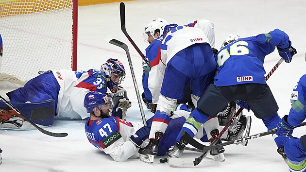 Oemetná situace ped slovenským brankáem Stanislavem korvánkem (33).