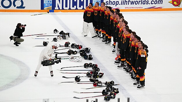 Němečtí hokejisté si po vítězném semifinále na mistrovství světa vychutnávají...