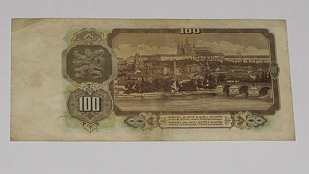 Rubová strana stokorunové bankovky, která začala platit po měnové reformě v roce 1953.