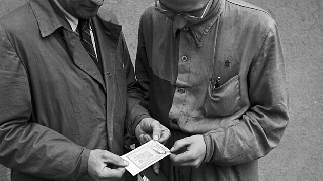 eskoslovensk mnov reforma 1953. Vmnn stedisko v Tesle - Hloubtn. Na snmku Adolf Vak (vlevo) a mistr Jaroslav Ludvk si prohl nov bankovky.